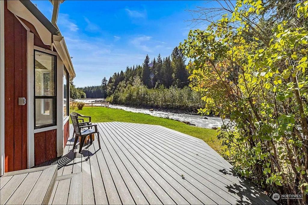 New: Steps From White River Near Mount Rainier National Park Greenwater 外观 照片